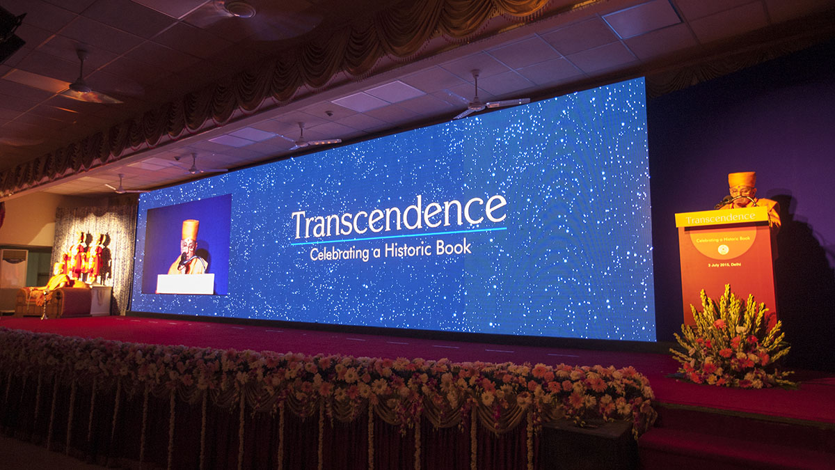 Pujya Ishwarcharan Swami addresses the guests