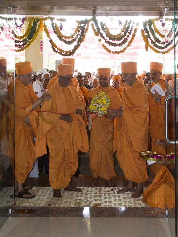 Pujya Mahant Swami and Pujya Doctor Swami perform door opening rituals
