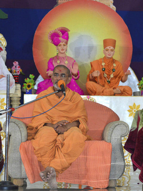 Brahmadarshan Swami addresses the assembly