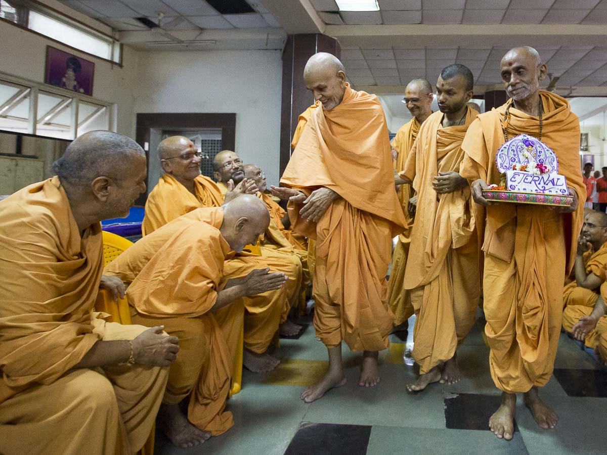 Param Pujya Mahant Swami blesses sadhus