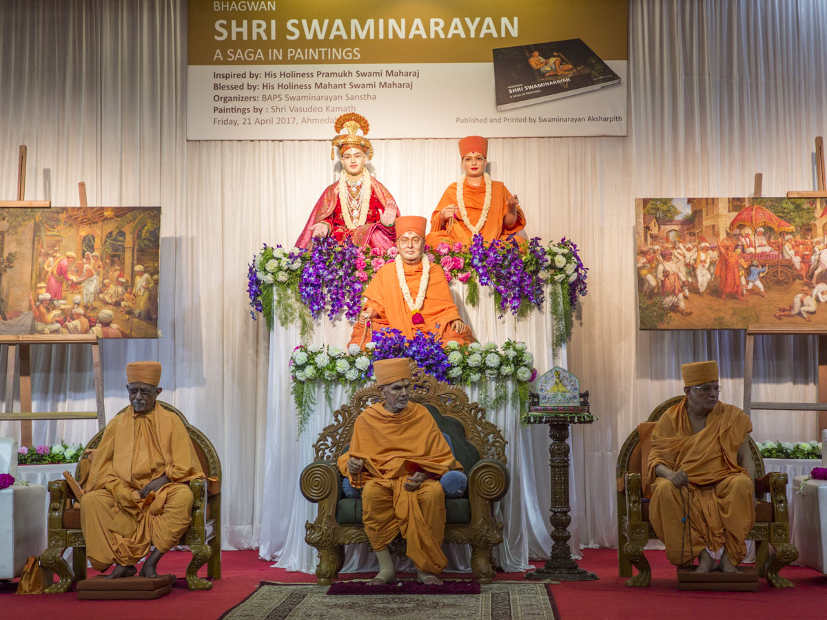 HH Mahant Swami Maharaj, Pujya Doctor Swami, Pujya Ishwarcharan Swami during the assembly