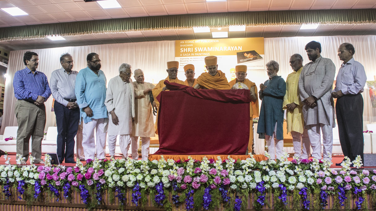 HH Mahant Swami Maharaj and dignitaries perform the book launch ceremony