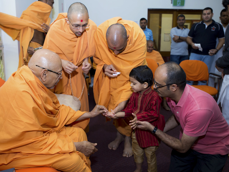 Pujya Tyagvallabh Swami blesses a child