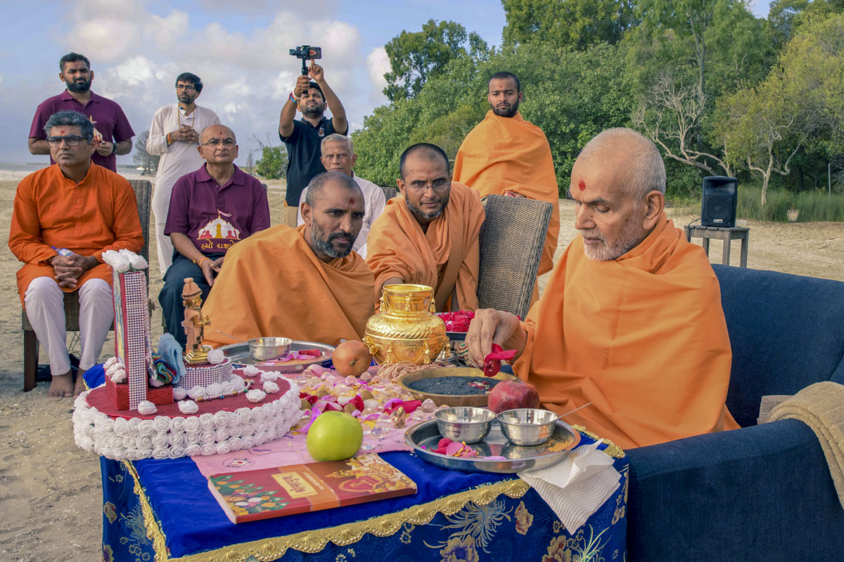Swamishri performs pujan of asthipushpa