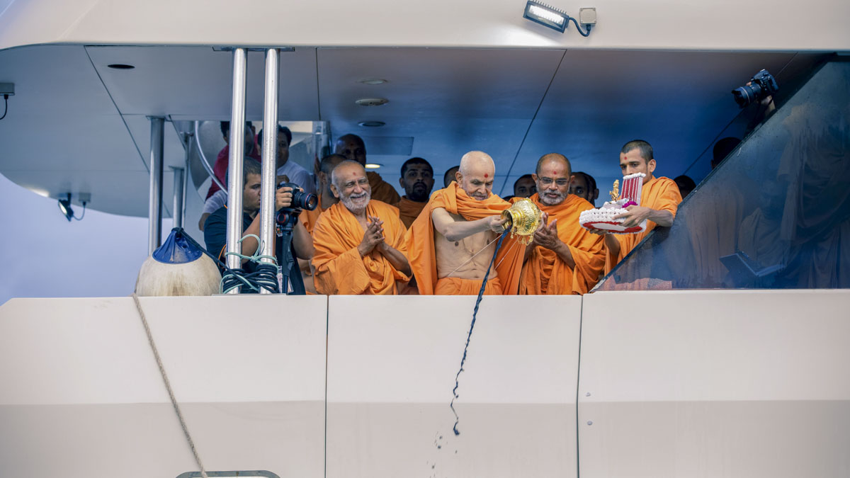 Swamishri disperses the asthipushpa of HH Pramukh Swami Maharaj in the Pacific Ocean