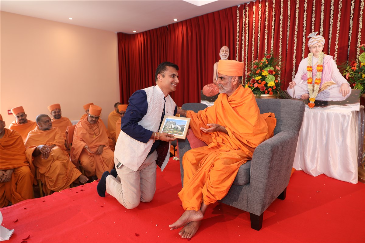 Senior volunteers are felicitated for their efforts in helping bring the mandir complex to fruition