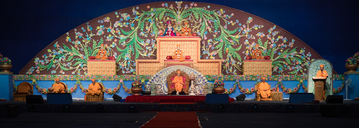Swamishri and senior sadhus on stage
