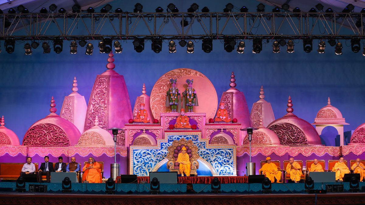 Swamishri, senior sadhus and dignitaries in the evening satsang assembly <br><a href='https://www.baps.org/Photos/2018/8-December-2018-17578.aspx?mid=152693' target='blank' style='text-decoration:underline; color:blue;' >For more photos</a>