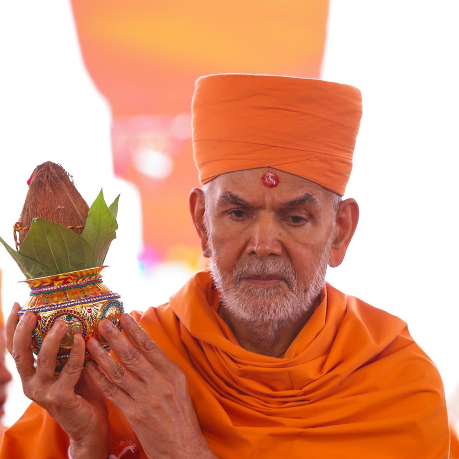 Swamishri performs yagna rituals