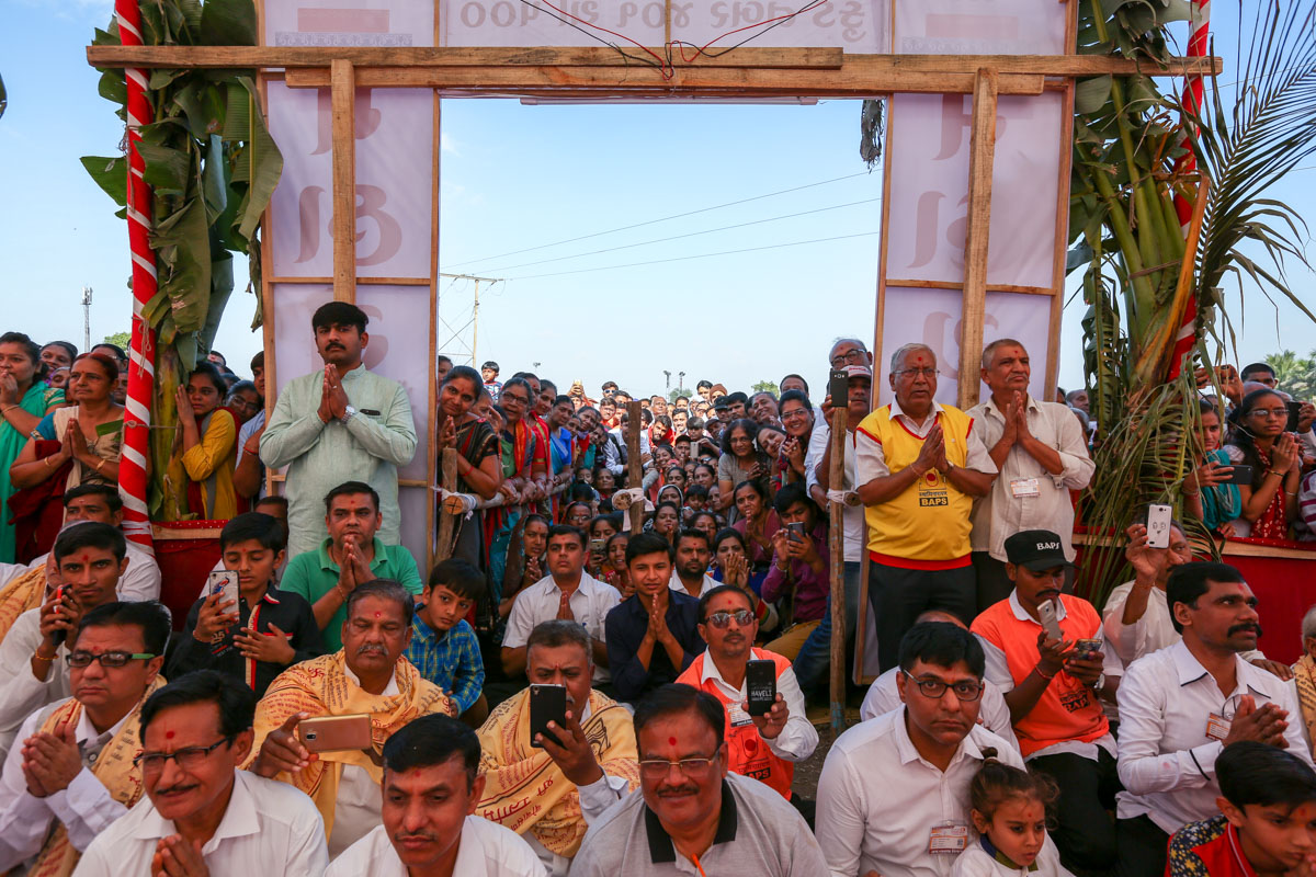 Devotees doing darshan of Swamishri