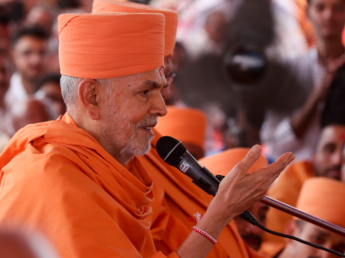 Swamishri blesses devotees