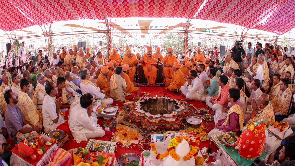 Swamishri blesses devotees