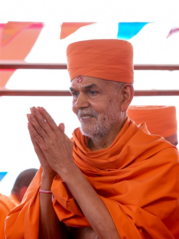 Swamishri greets all with 'Jai Swaminarayan'