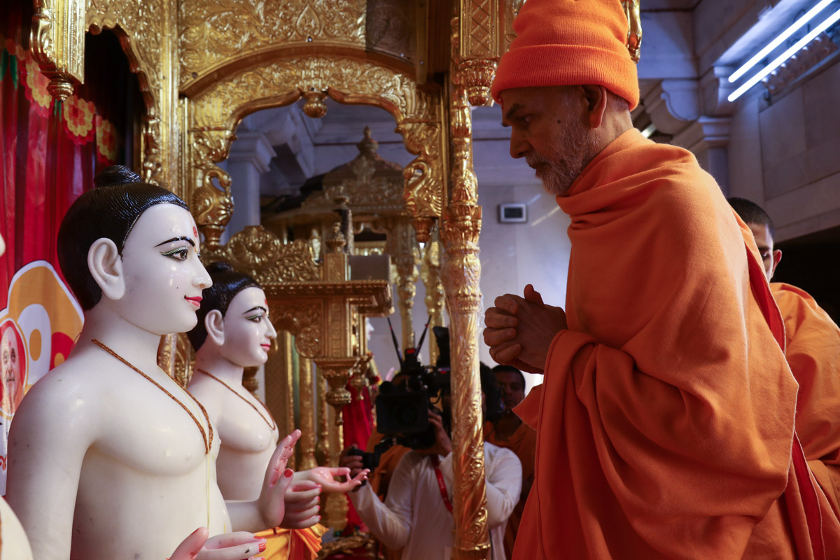 Param Pujya Mahant Swami Maharaj engrossed in darshan of Thakorji