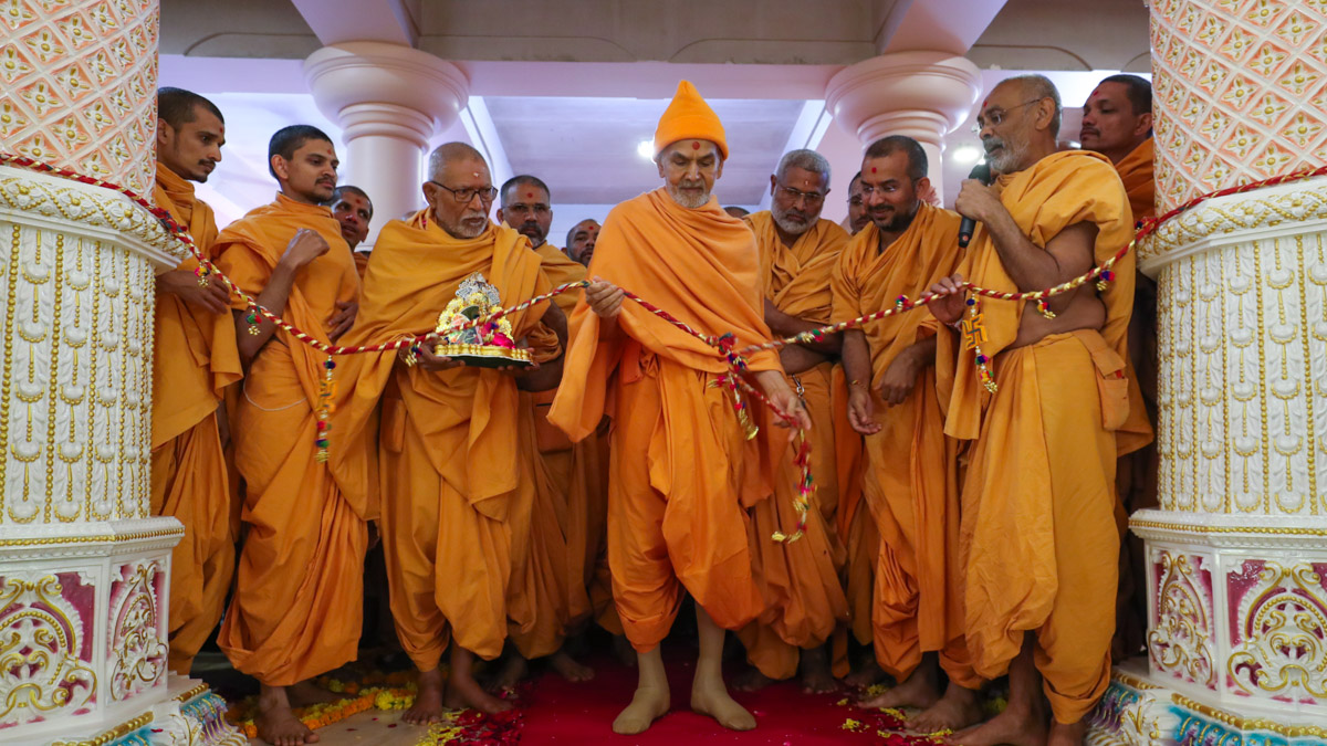 Swamishri inaugurates abhishek mandapam