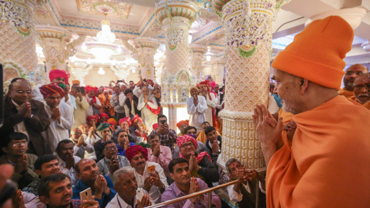 Swamishri greets all with 'Jai Swaminarayan'
