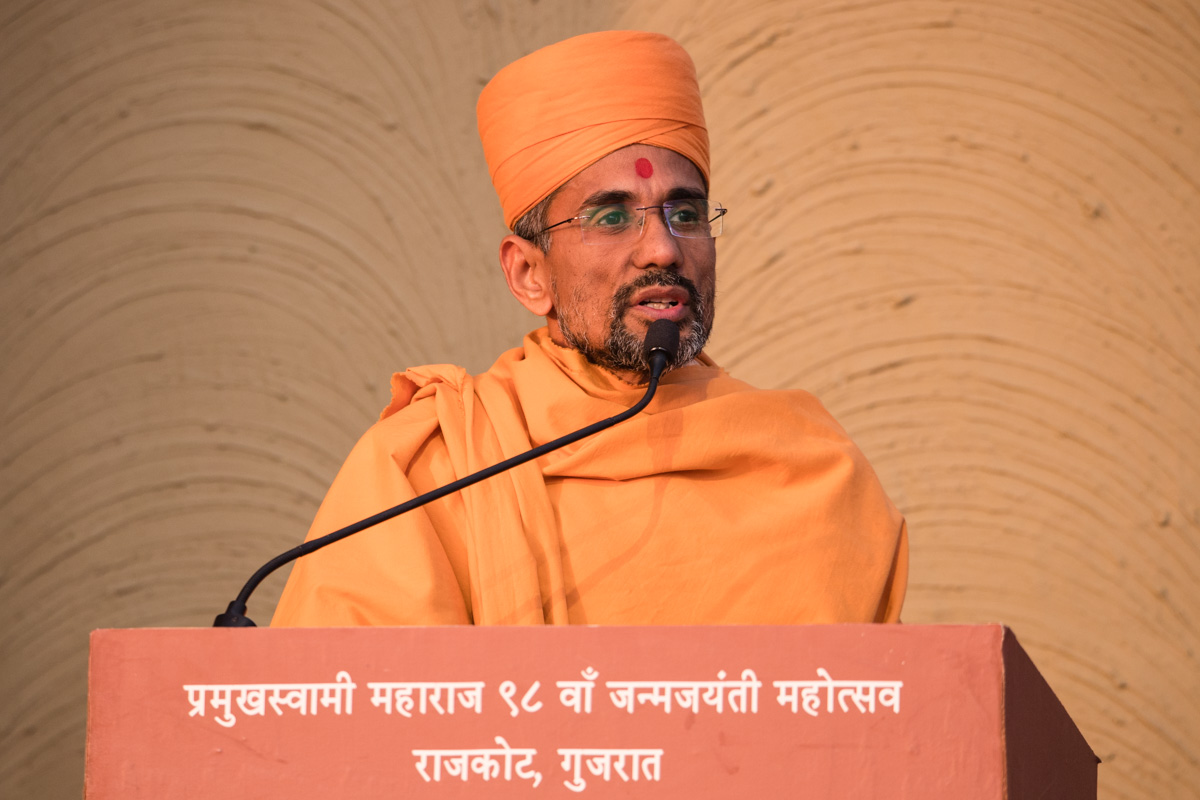 Atmatrupt Swami addresses the assembly