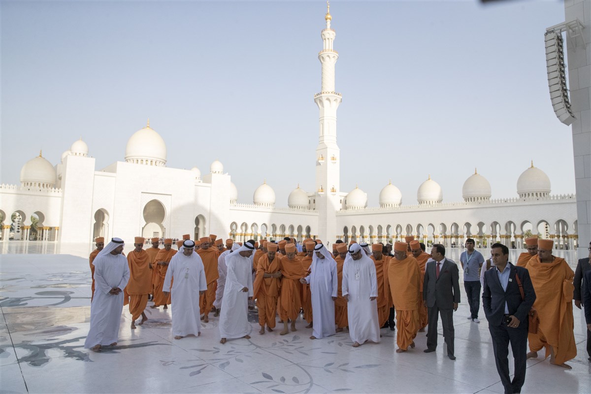 HH Mahant Swami Maharaj observes the floral patterns in the ‘Sahan’ (Courtyard) of the Grand Mosque