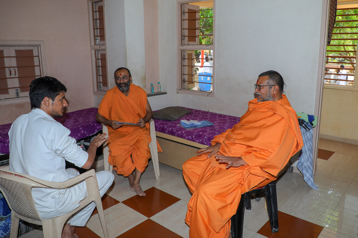 A yuvak participates in the Vachanamrut Mukhpath competition