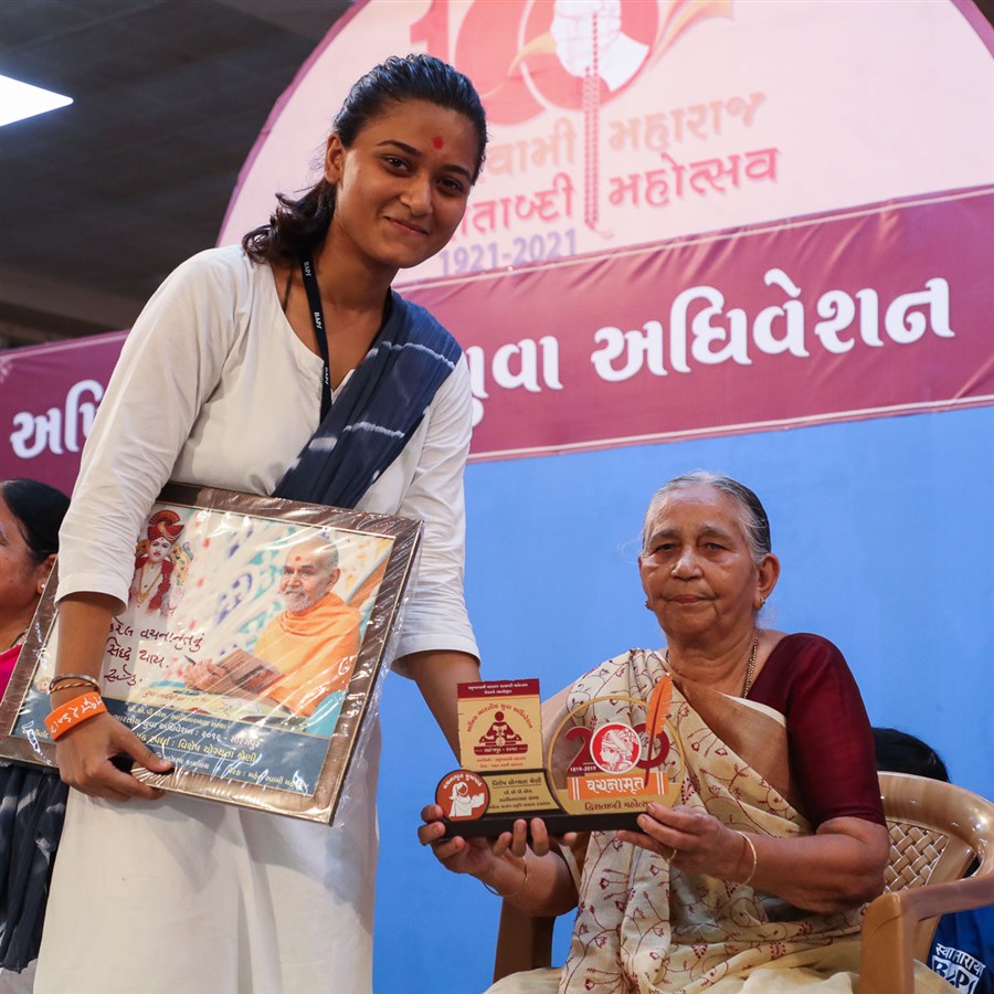 Sushilaben Mistry presents prizes to the yuvati competition winners
