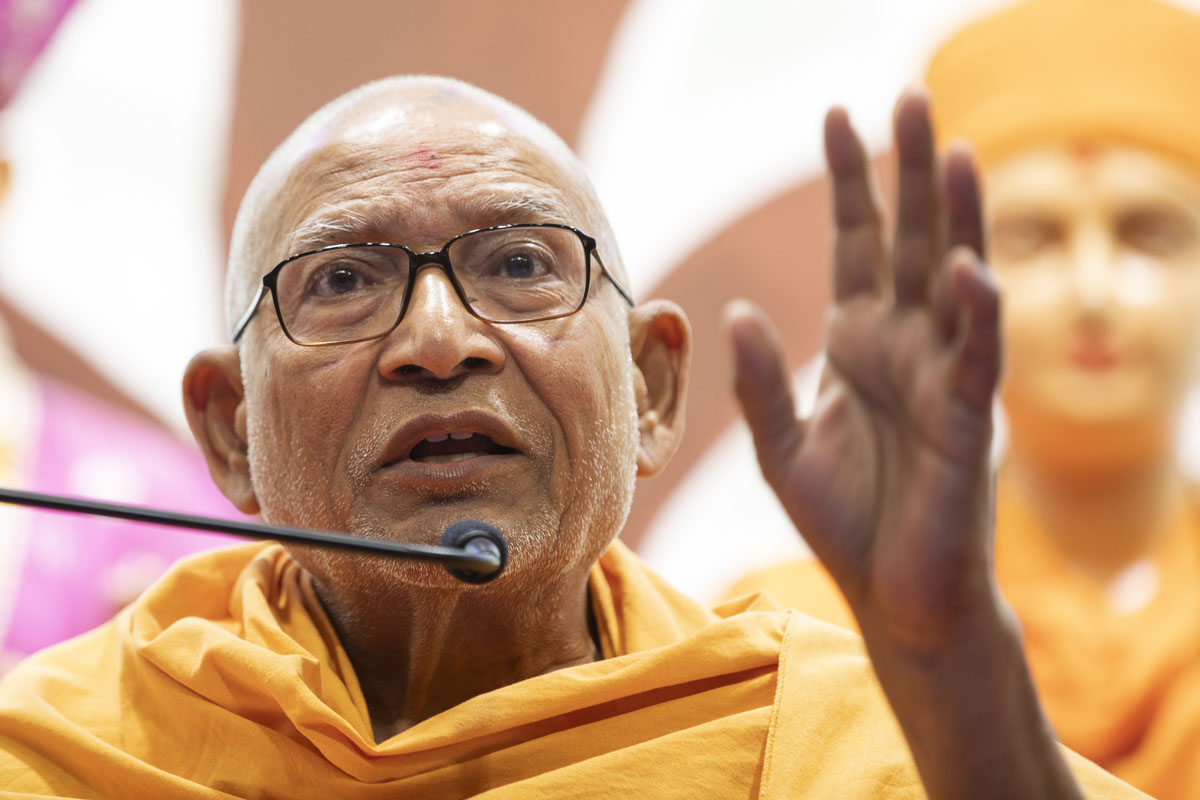Pujya Kothari Swami delivers a discourse