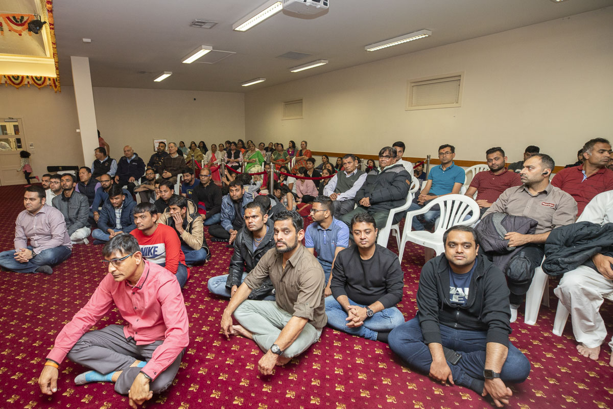 Devotees during the assembly