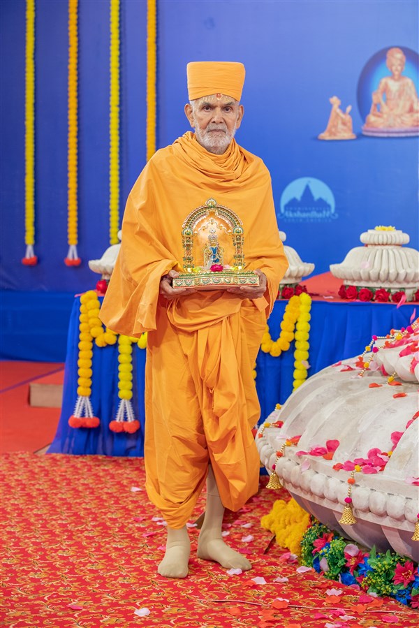 Amalak Pujan by HH Mahant Swami Maharaj in Nenpur, India