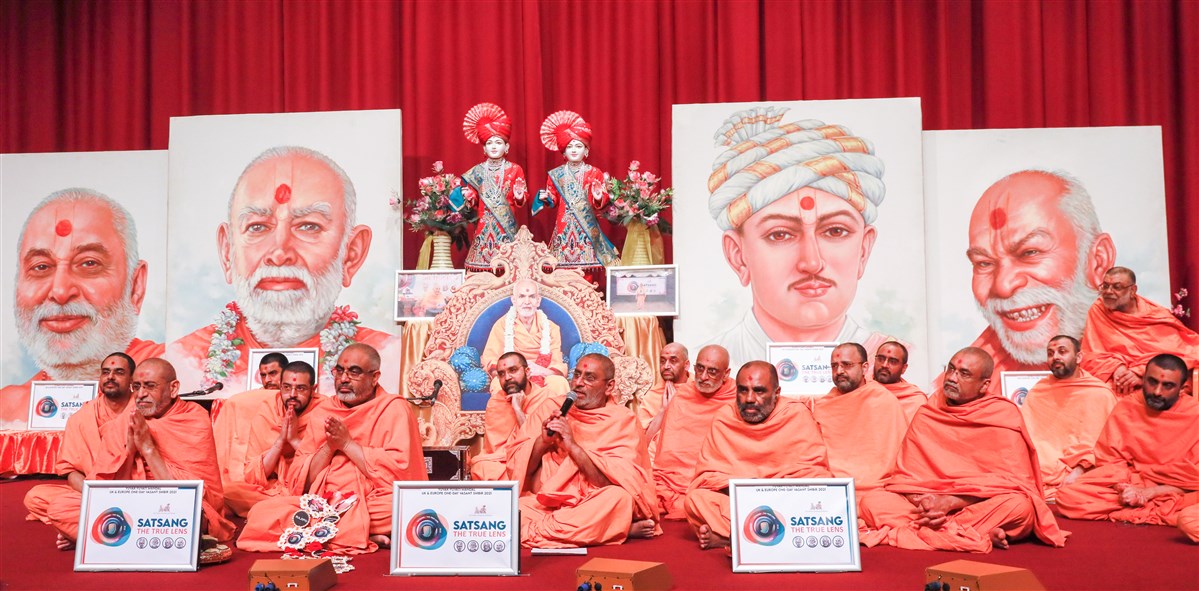 Anandpriyadas Swami provided an overview of the shibir and prayed for Swamishri to bless all the yuvaks and yuvatis