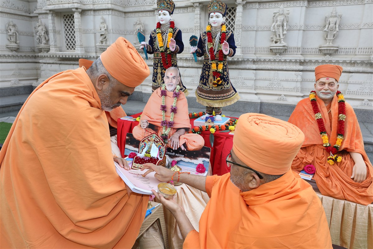 Bhadreshdas Swami performed pujan of the Satsang Diksha text, upon which the ceremony was to be based