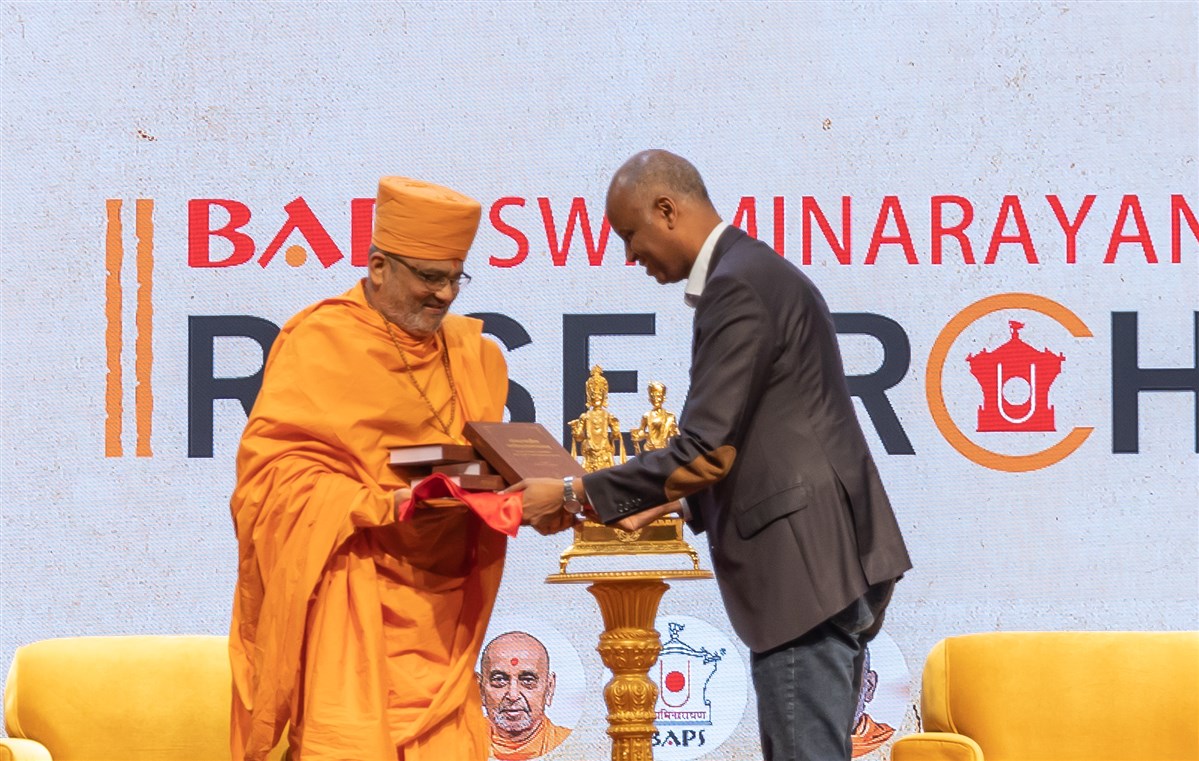 Pujya Bhadreshdas Swami gifts Swaminarayan Bhashyam to Hon. Ahmed Hussen, Minister of Housing and Diversity and Inclusion, to be made available to all Canadians to appreciate for generations to come