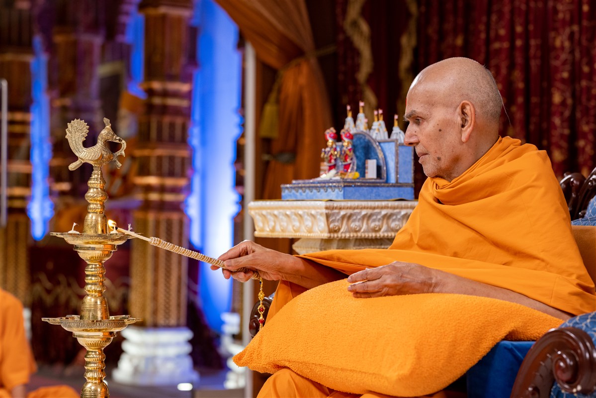As Swamishri lighted the traditional lamp...