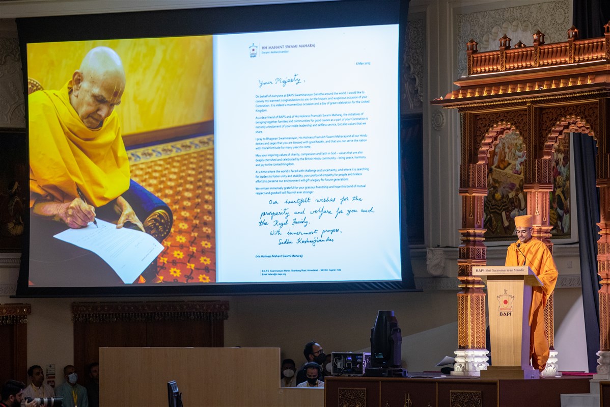 Paramtattvadas Swami read out the letter from His Holiness Mahant Swami Maharaj to His Majesty King Charles III