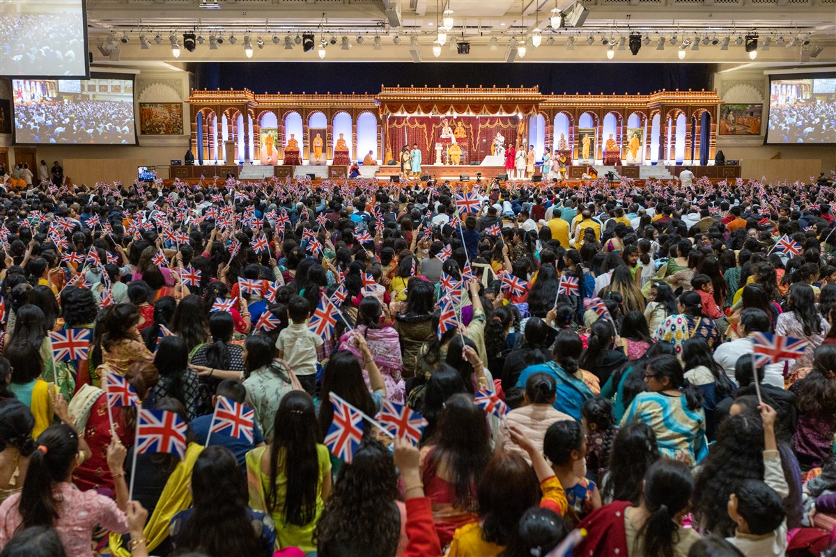 Thousands had gathered at London Mandir to joyously mark the occasion in the presence of Mahant Swami Maharaj