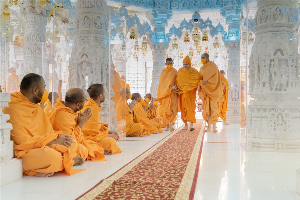 Swamishri acknowledges and greets Swamis