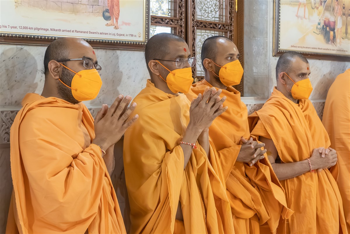 Swamis engrossed in the darshan of Swamishri