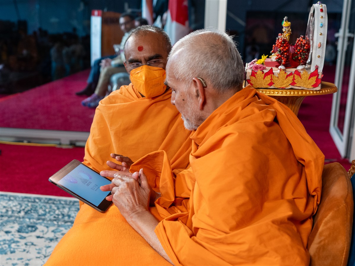 Swamishri launches the social media channels (@AkshardhamUSA) for BAPS Swaminarayan Akshardham, North America