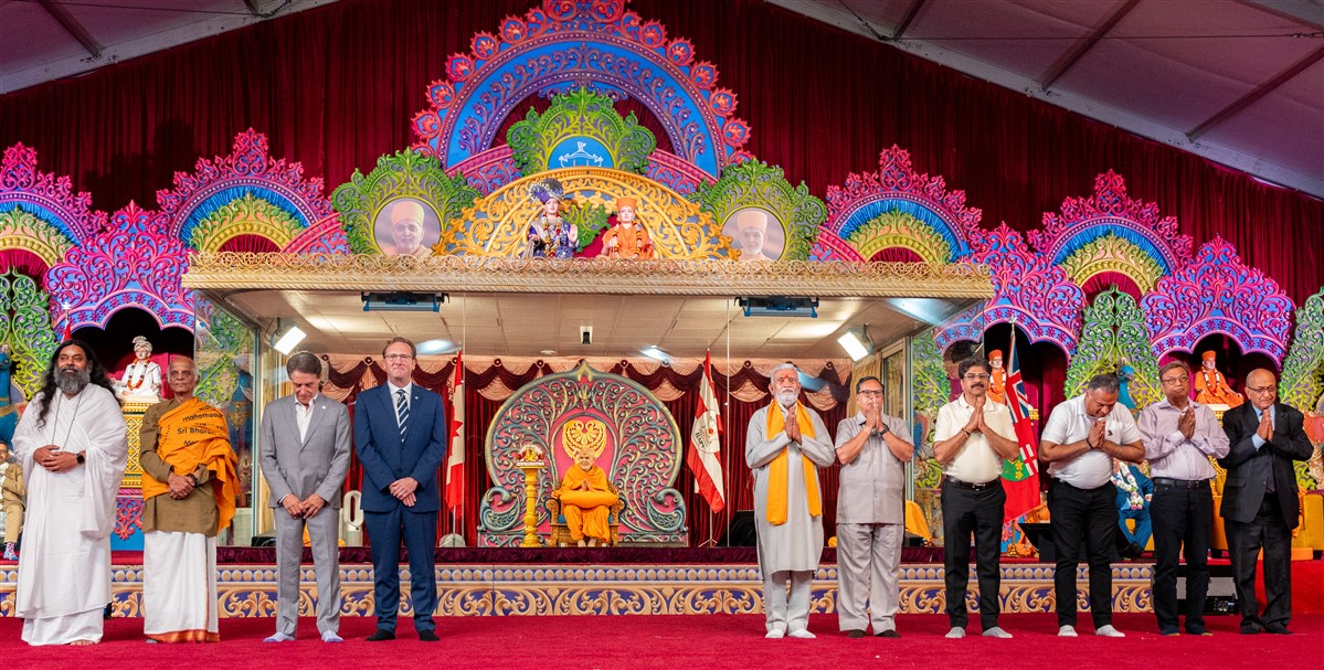 Community leaders with Swamishri