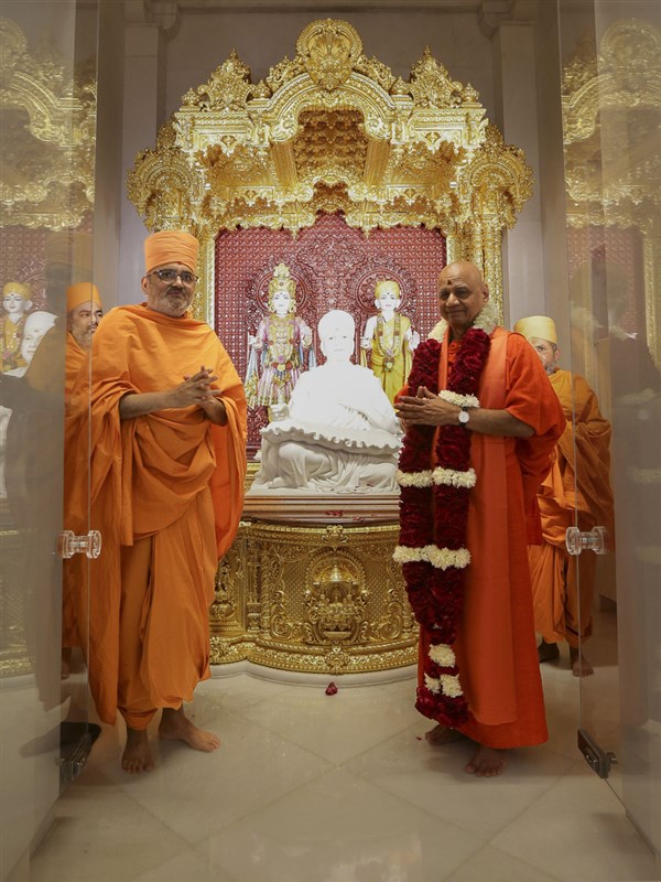 His Holiness Swami Govind Dev Giri Ji Maharaj Offers Tribute at Pramukh Swami Maharaj Smruti Mandir, Sarangpur