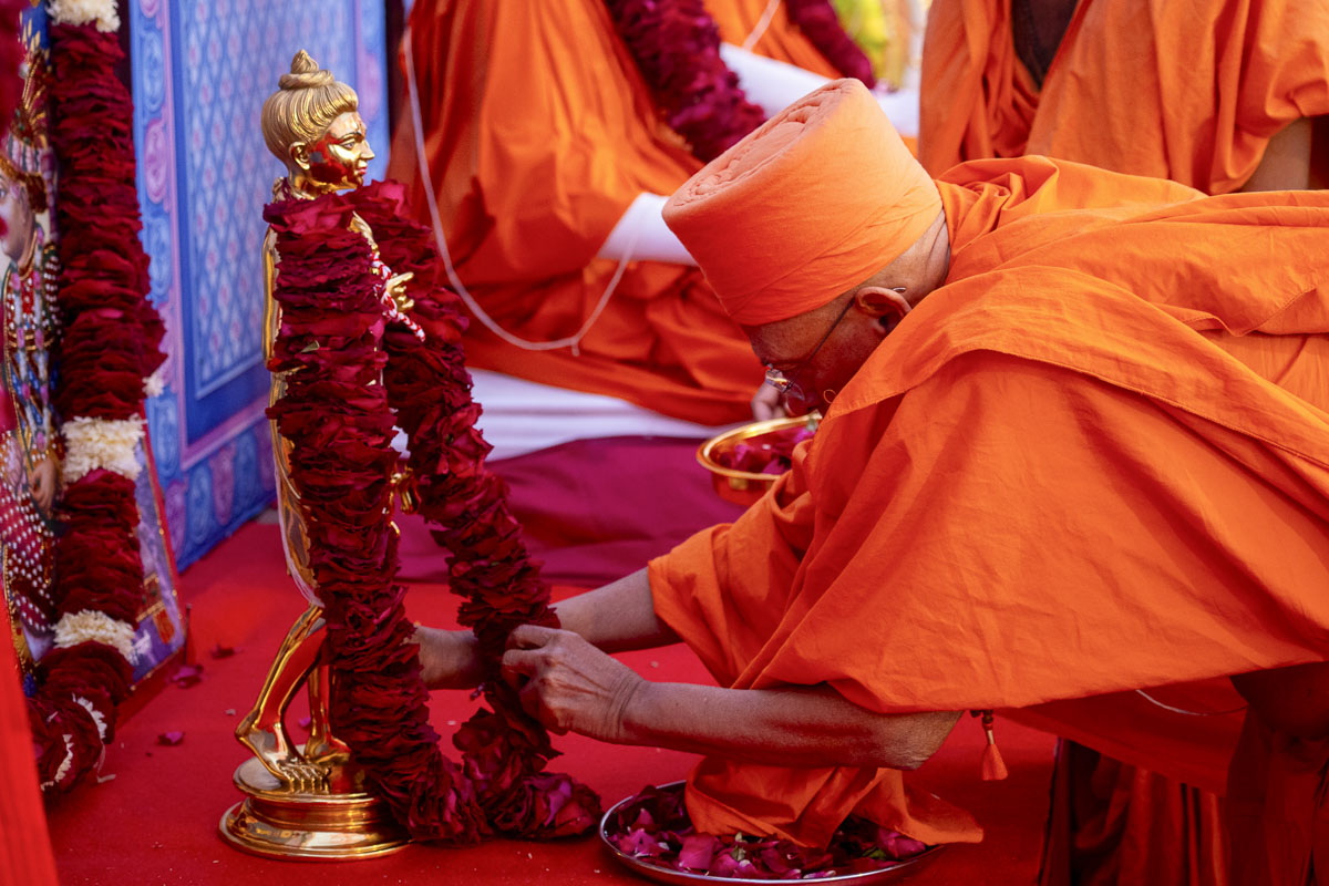 Pujya Tyagvallabh Swami performs pujan of murtis