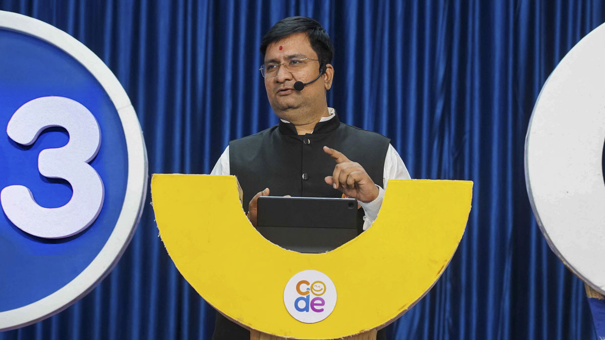 Shri Paras Parmar guides the karyakars through a workshop