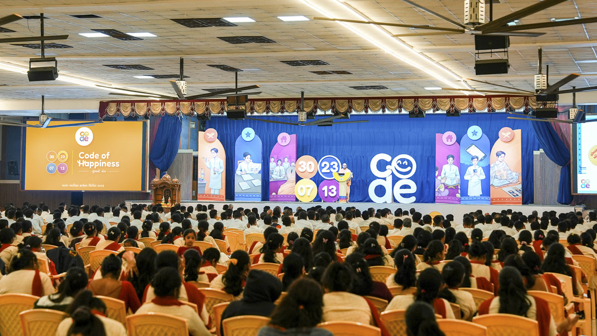 Bhagwatsetu Swami conducts a workshop explaining the true way to offer seva