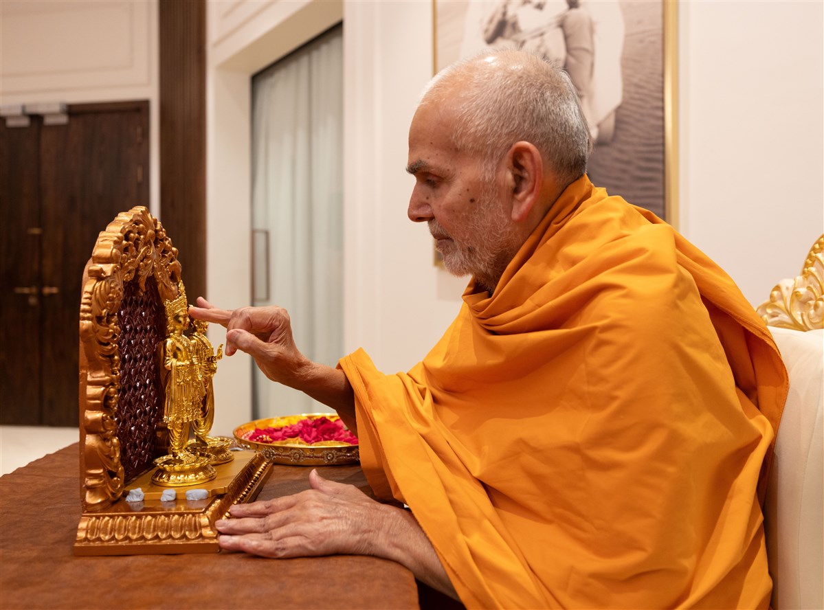 Swamishri offers his reverence to the smaller murtis of each shrine that blessed the yagna