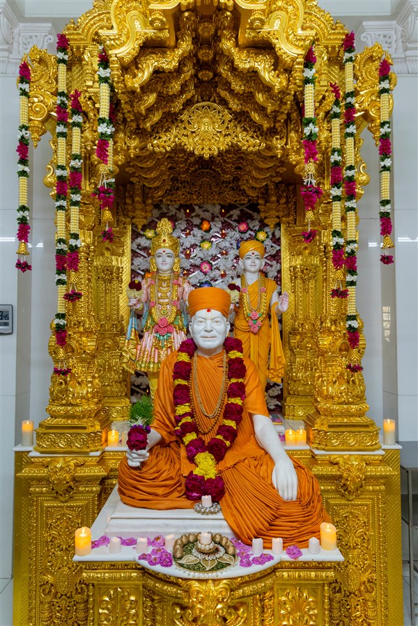 Shri Akshar-Purushottam Maharaj and Brahmaswarup Yogiji Maharaj