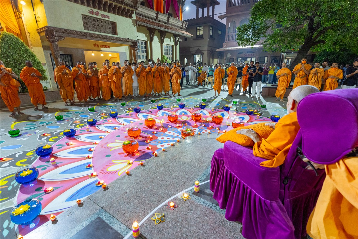 Swamis doing darshan of Swamishri