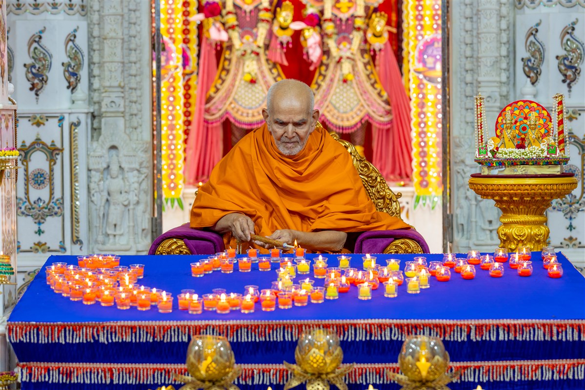 Swamishri lights a Diwali lamp