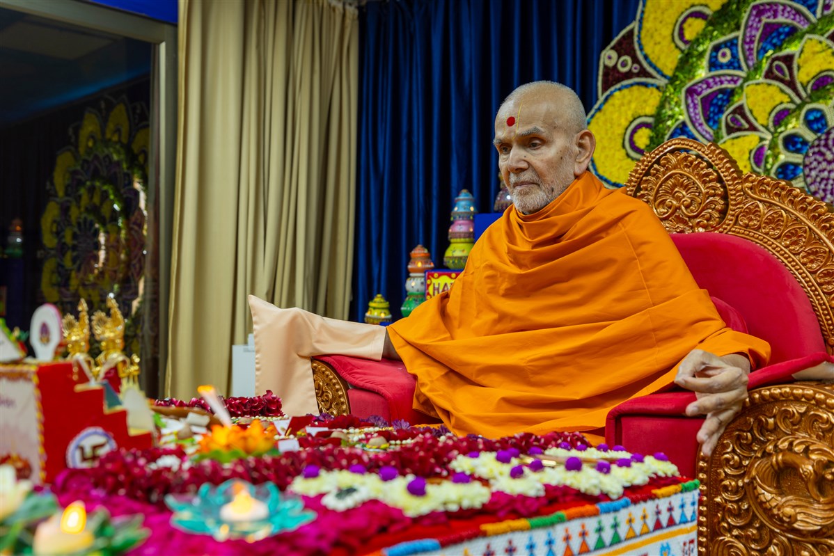 Swamishri performs his daily puja