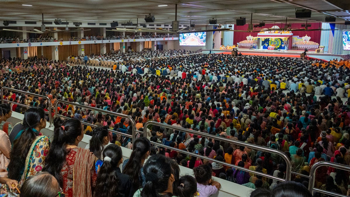 Devotees doing Swamishri's puja darshan