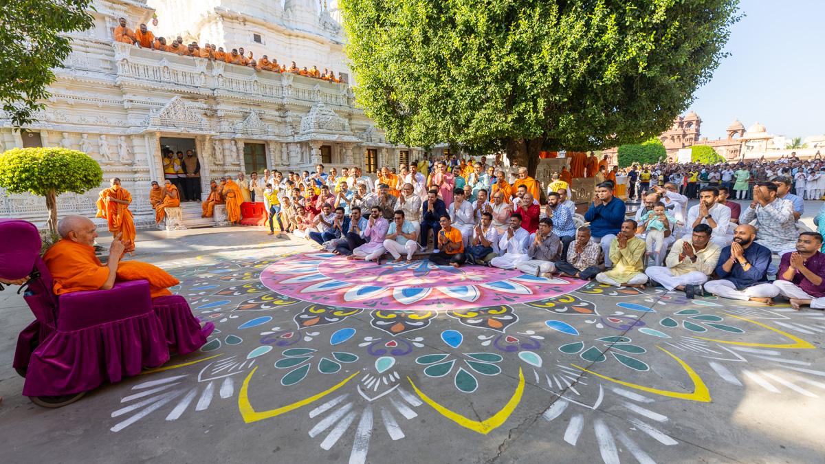Devotees doing darshan of Swamishri