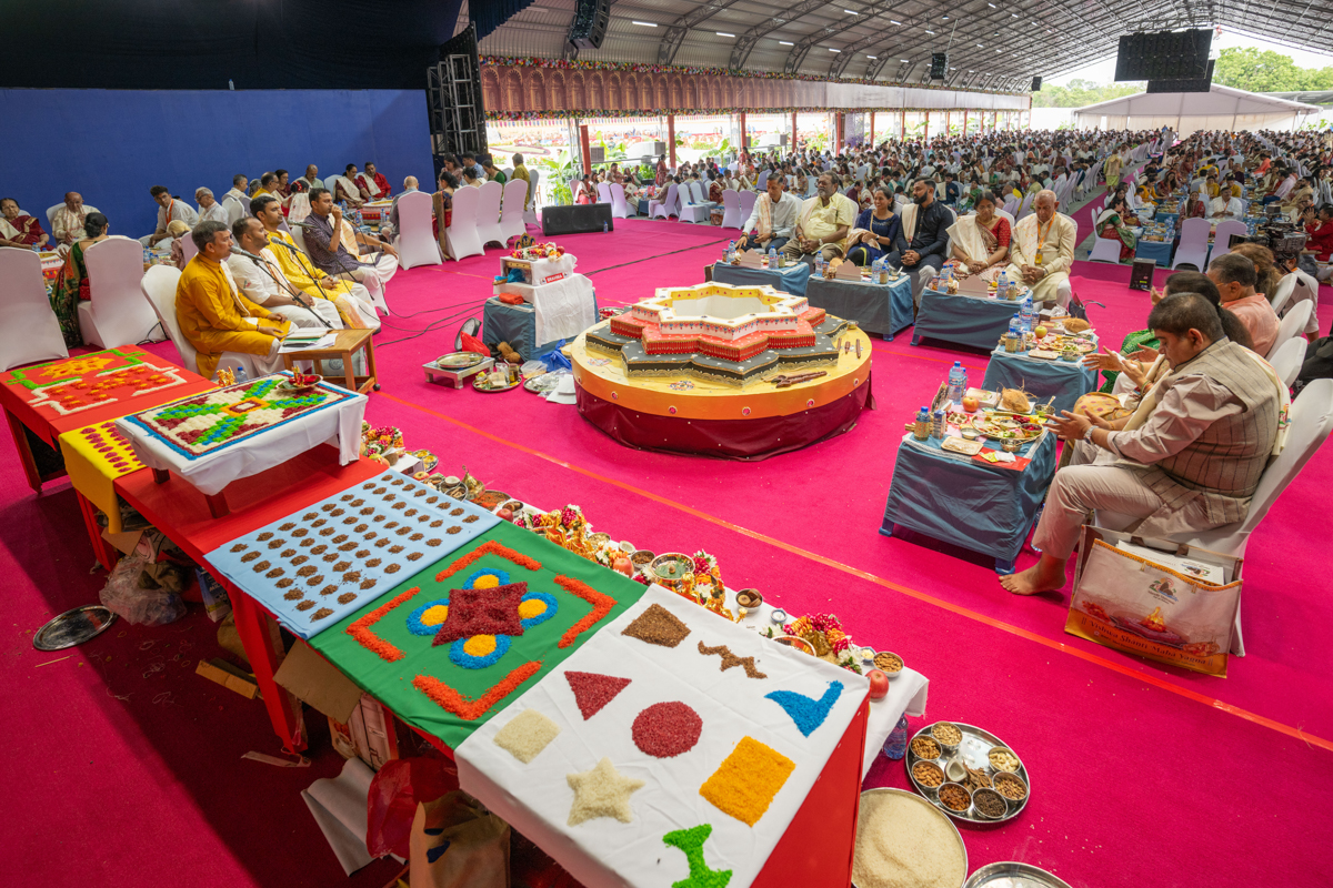 Devotees participate in the Shri Swaminarayan Vishwashanti Mahayaag