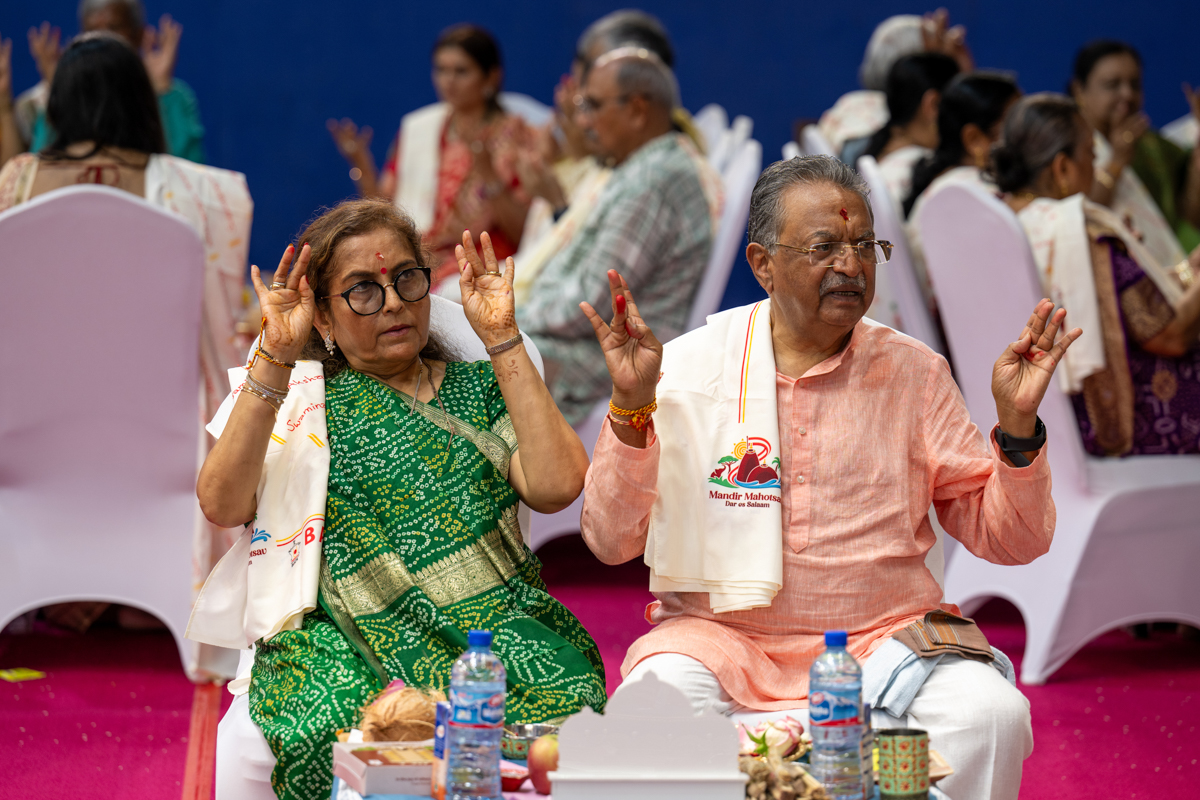 Devotees participate in the yagna rituals